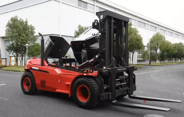 【大噸位】杭叉新款X系列16噸重裝叉車交付某企業(yè)！