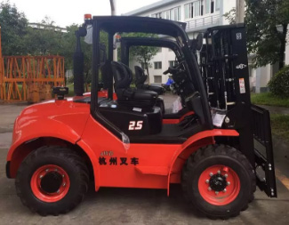 大氣威猛！杭叉四驅(qū)越野叉車(chē)攜手中石油“走出去”